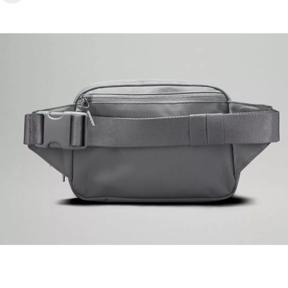 Lululemon Everywhere Belt Bag Large 2L- Rhino Grey - Picture 6 of 8